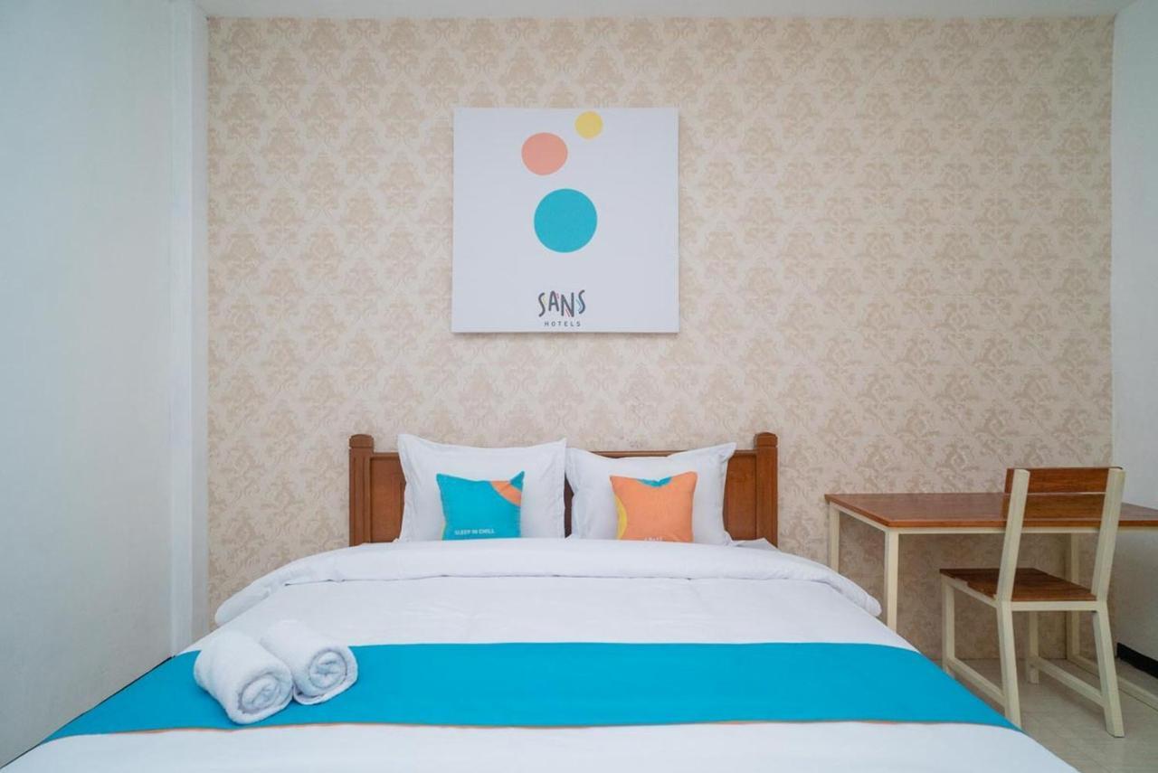 Sans Hotel Queen Batu Sumber Brantas Екстер'єр фото