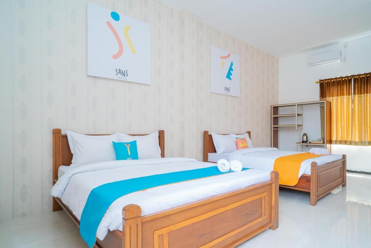 Sans Hotel Queen Batu Sumber Brantas Екстер'єр фото