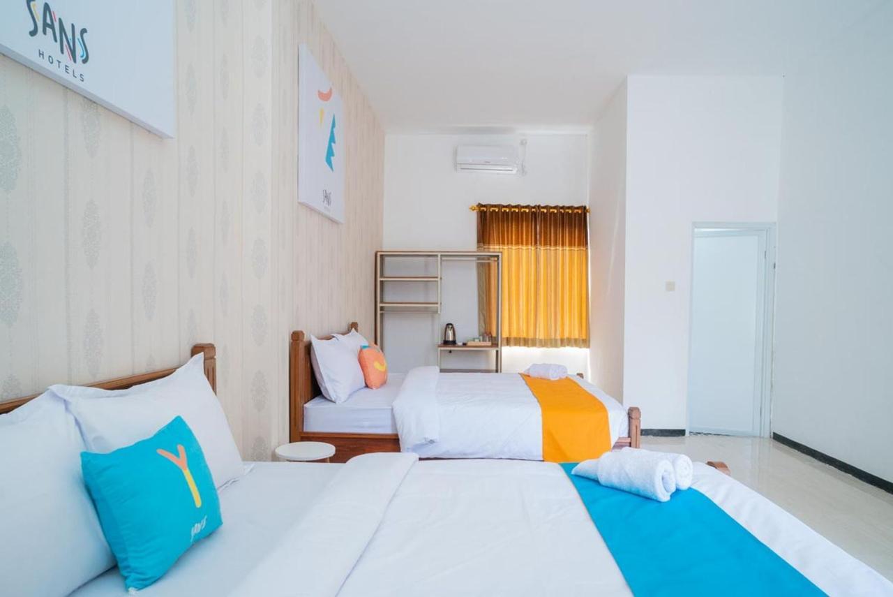 Sans Hotel Queen Batu Sumber Brantas Екстер'єр фото