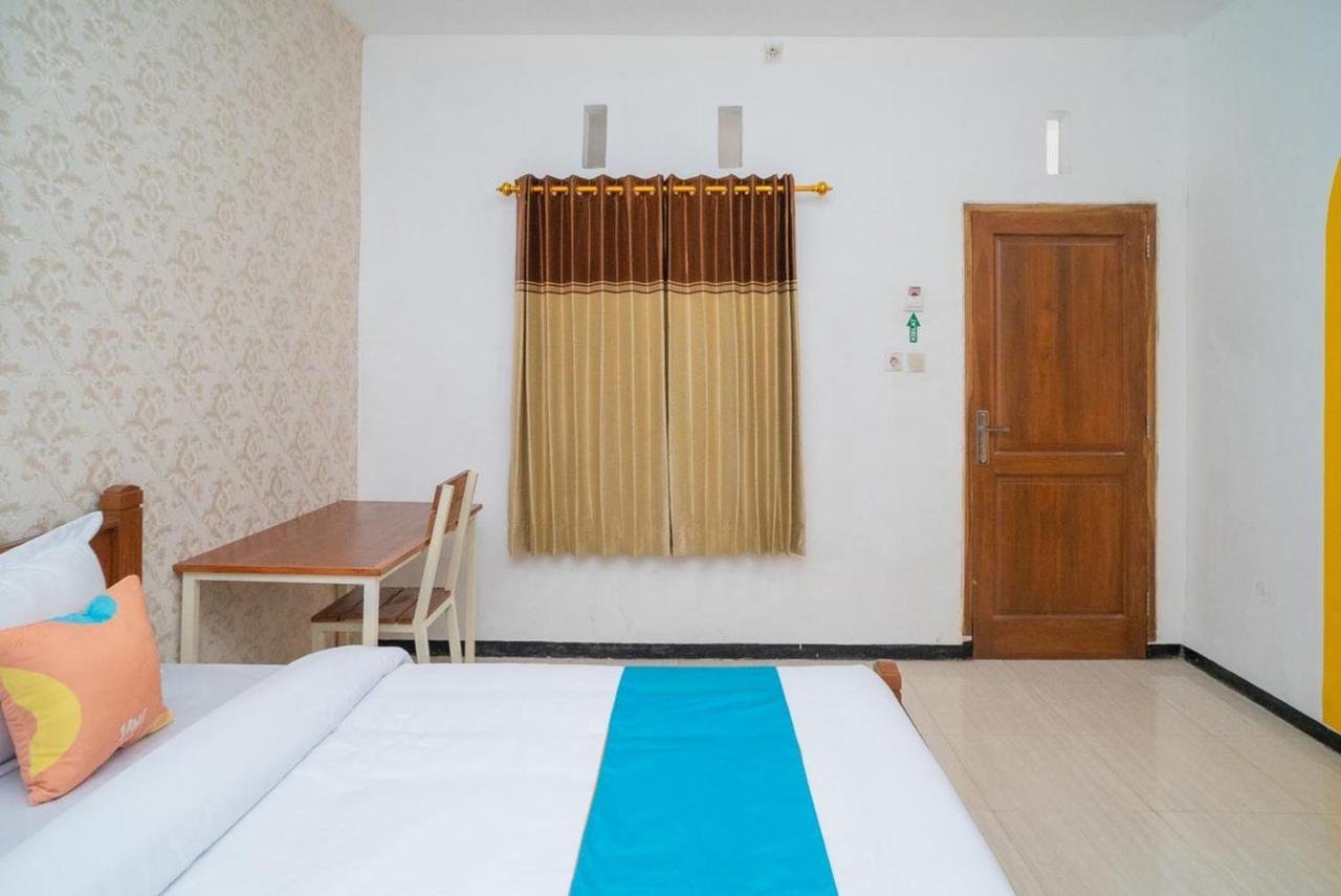 Sans Hotel Queen Batu Sumber Brantas Екстер'єр фото