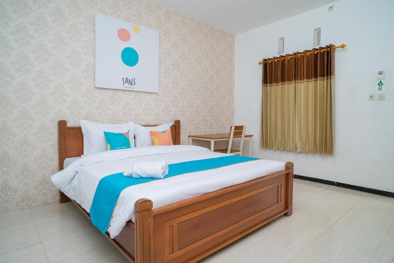 Sans Hotel Queen Batu Sumber Brantas Екстер'єр фото