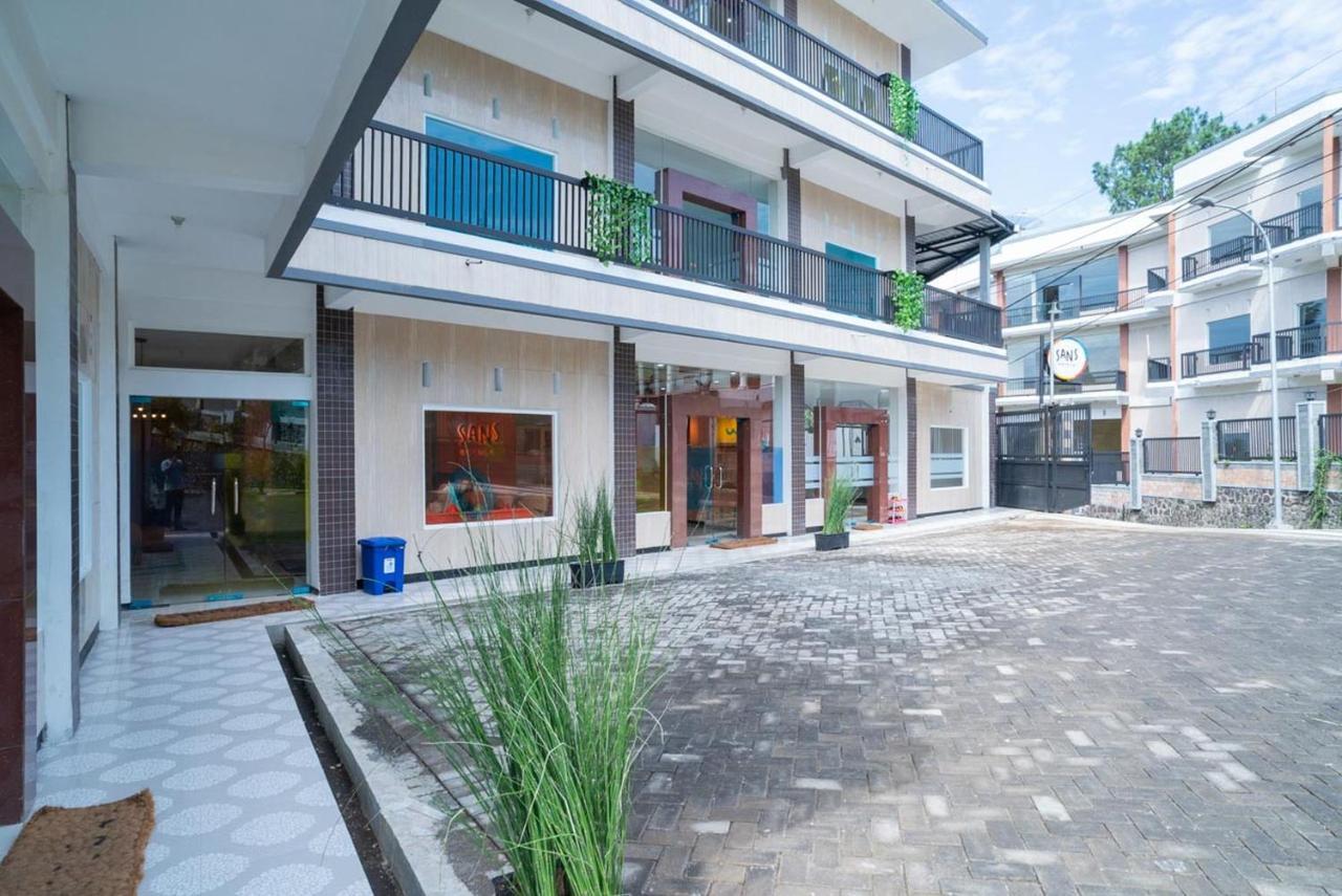 Sans Hotel Queen Batu Sumber Brantas Екстер'єр фото