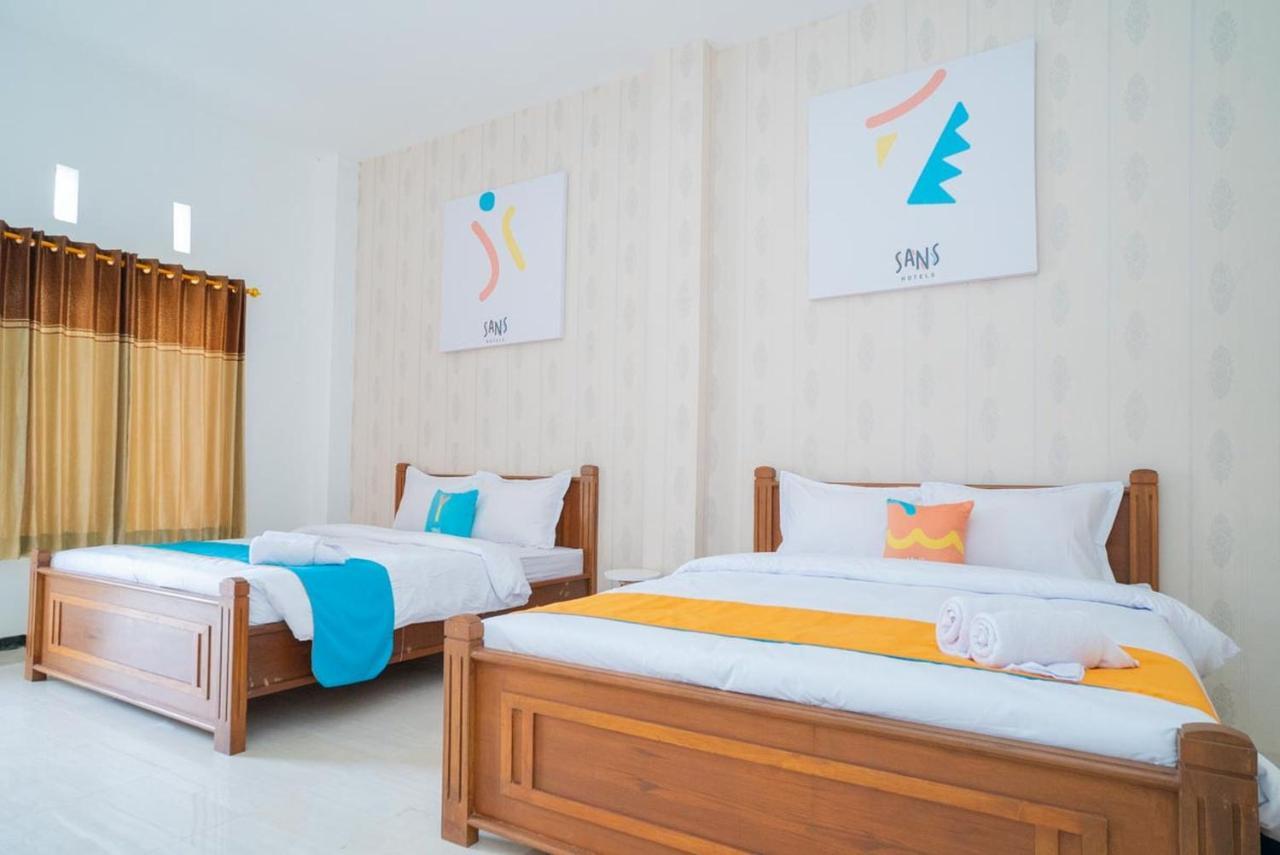 Sans Hotel Queen Batu Sumber Brantas Екстер'єр фото