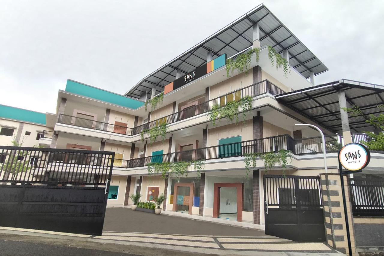 Sans Hotel Queen Batu Sumber Brantas Екстер'єр фото