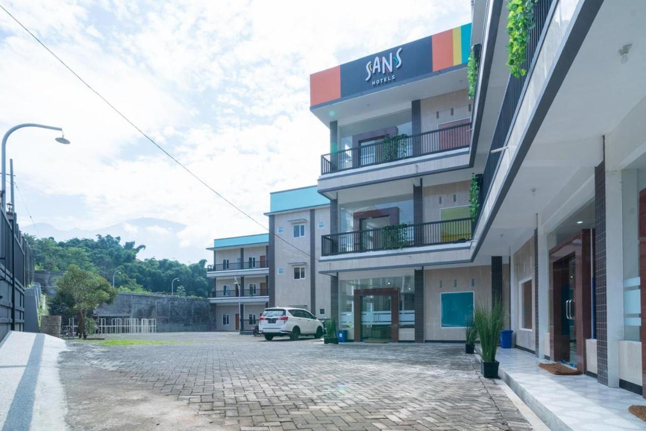 Sans Hotel Queen Batu Sumber Brantas Екстер'єр фото