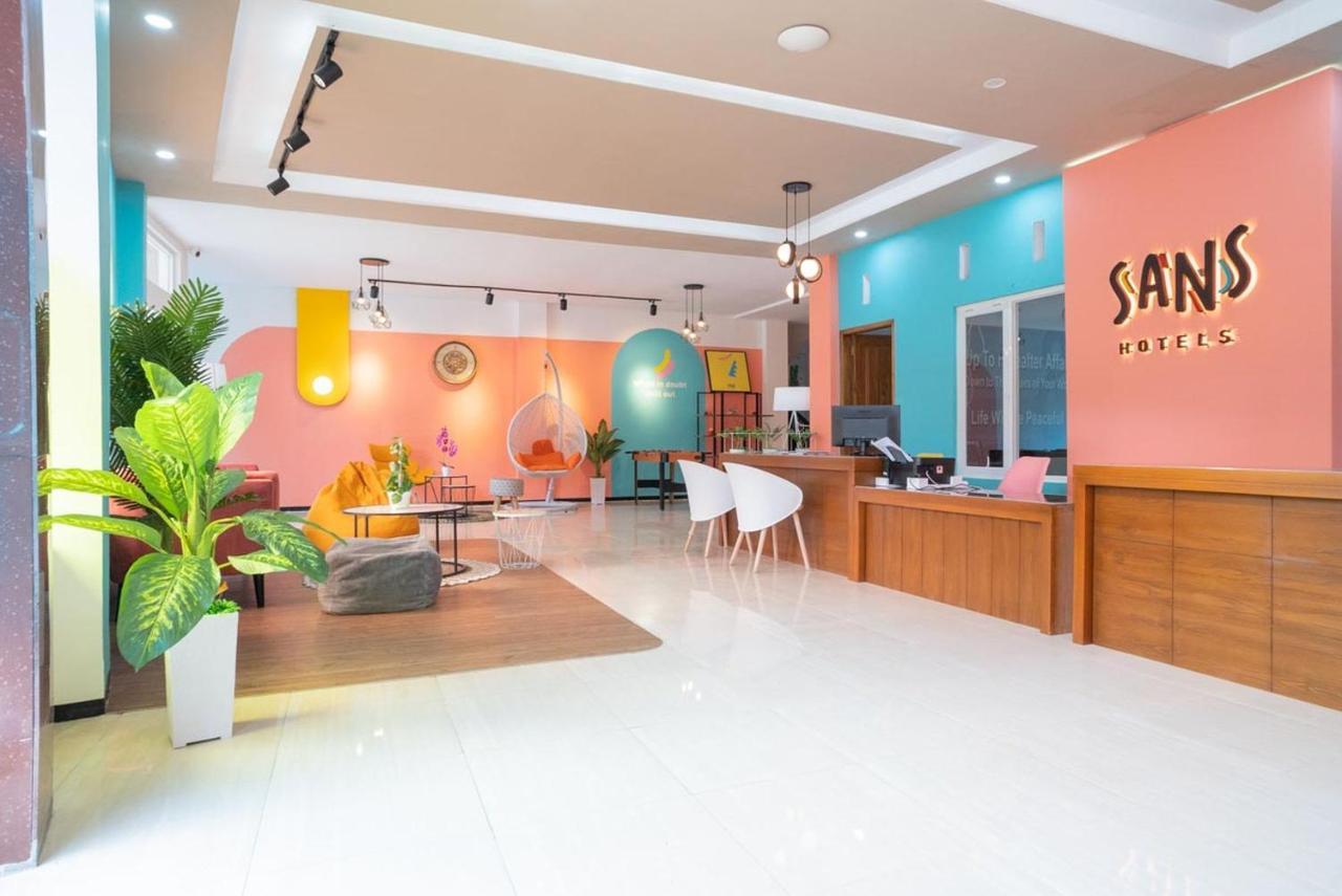 Sans Hotel Queen Batu Sumber Brantas Екстер'єр фото