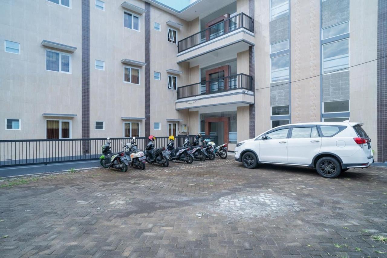 Sans Hotel Queen Batu Sumber Brantas Екстер'єр фото