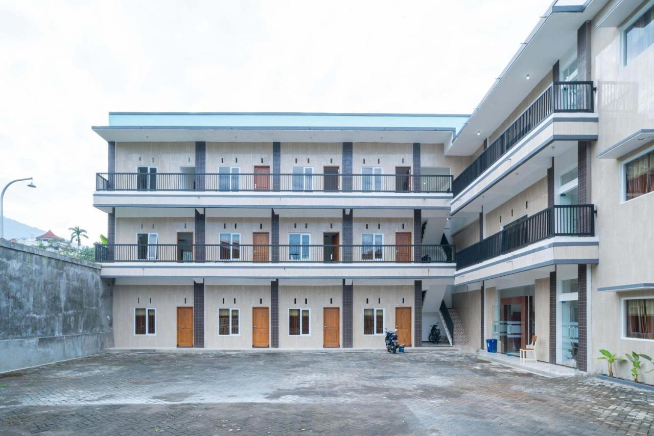 Sans Hotel Queen Batu Sumber Brantas Екстер'єр фото