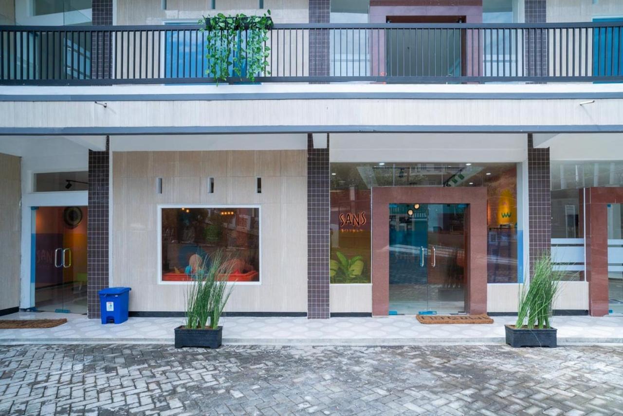 Sans Hotel Queen Batu Sumber Brantas Екстер'єр фото